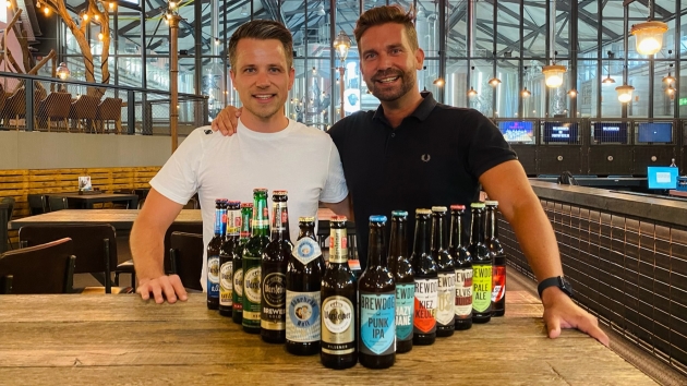 Warsteiner vertreibt künftig BrewDog - Adrian Klie (l.), CEO BrewDog Deutschland, und André Hilmer (r.), Vertriebsdirektor Gastronomie der Warsteiner Gruppe, freuen sich über die Vertriebspartnerschaft - Quelle: Warsteiner/BrewDog